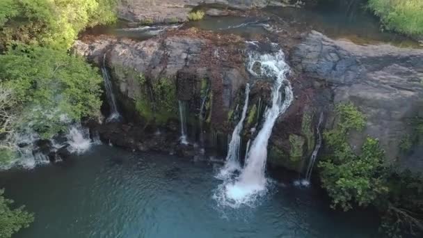 Drone Footage Rising Pointing Small Waterfall — Vídeos de Stock