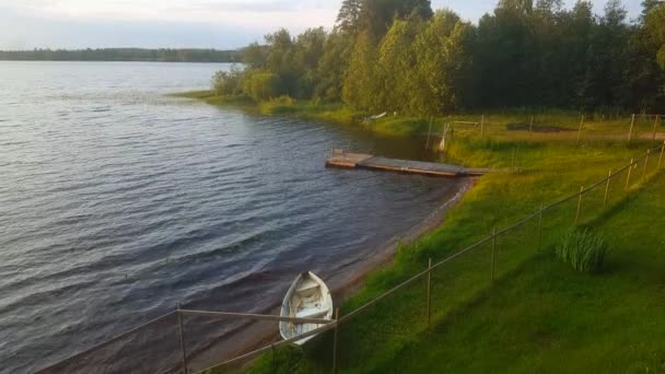 Λίμνη Μικρά Κύματα Κατά Διάρκεια Του Καλοκαιριού Στη Φινλανδία Χαλαρωτικό — Αρχείο Βίντεο
