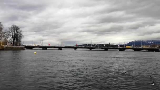 Унылое Небо Украшает Снимок Женевского Озера Моста Монблан Женеве Швейцария — стоковое видео