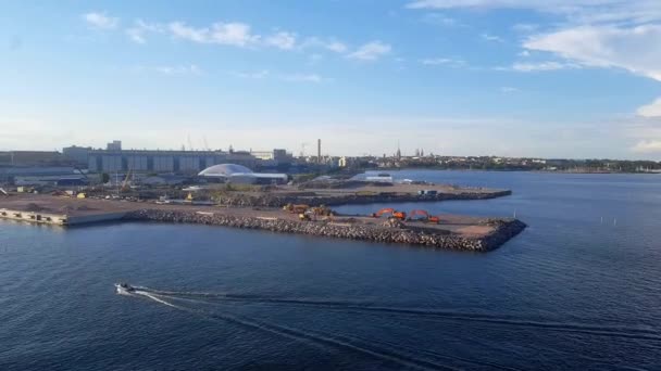 Small Boat Drives Arrives Helsinki Port Finland — Stock video