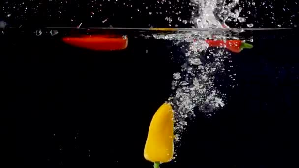 Ζωντανό Κίτρινο Γλυκό Πιπέρι Που Πέφτει Στο Νερό Αργή Κίνηση — Αρχείο Βίντεο