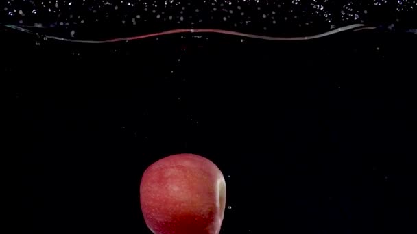 Όμορφο Κόκκινο Μήλο Που Ρίχνονται Στο Νερό Αργή Κίνηση — Αρχείο Βίντεο