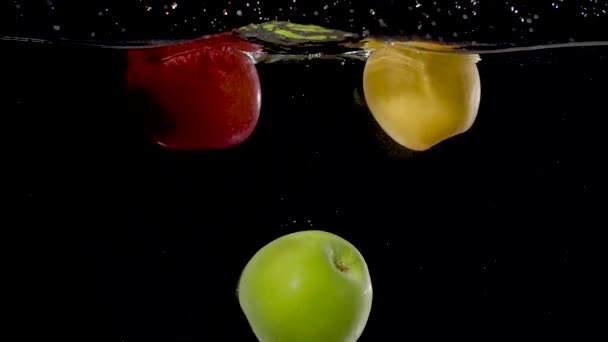 Красиве Зелене Яблуко Падає Воду Повільному Русі — стокове відео