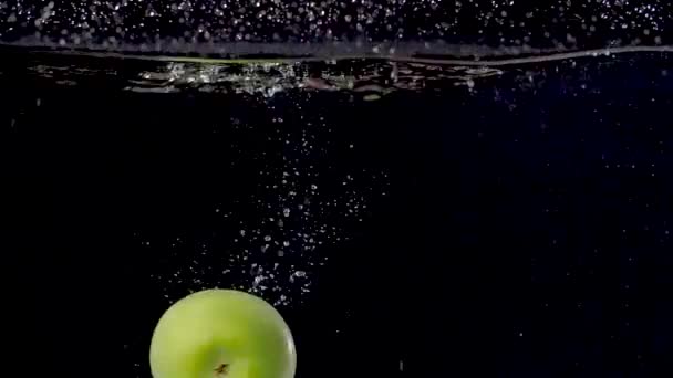 Ζωντανό Πράσινο Μήλο Πέφτει Στο Νερό Αργή Κίνηση — Αρχείο Βίντεο