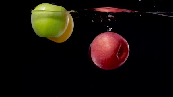 Όμορφα Κίτρινα Πράσινα Και Κόκκινα Μήλα Επιπλέουν Στο Νερό Αργή — Αρχείο Βίντεο