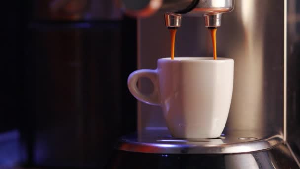 Close Shot Brewing Fresh Italian Espresso Semi Automatic Espresso Machine — Vídeo de stock