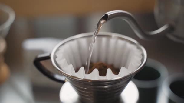 Медленное Движение Чайник Заливки Горячей Воды Свежемолотой Кофейных Зерен Фильтрующей — стоковое видео