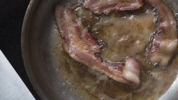 Overhead Crispy Bacon Frying Hot Greasy Pan Morning Breakfast — Wideo stockowe