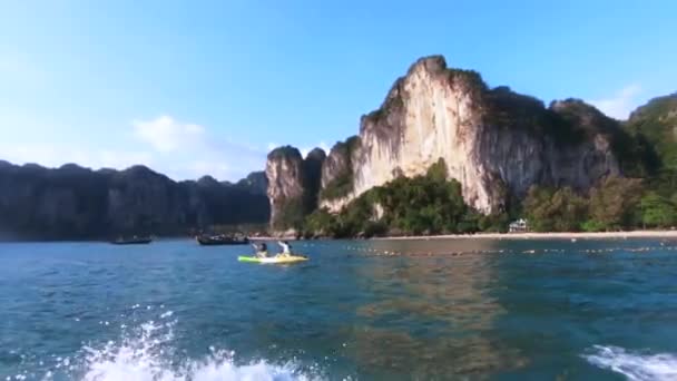 Couple Kayaking Viewed Long Tail Boat Cliffs Railay Thailand Asia — Vídeo de Stock