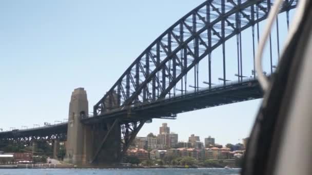 View Boat Passing Close Harbor Bridge Sydney Australia Sunny Day — Stock video