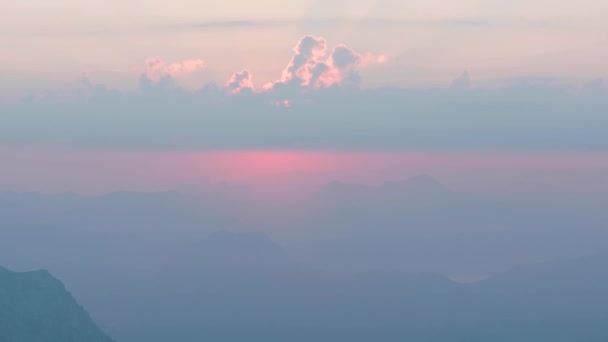 Indah Matahari Terbit Dan Awan Formasi Terlihat Dari Pegunungan Golling — Stok Video