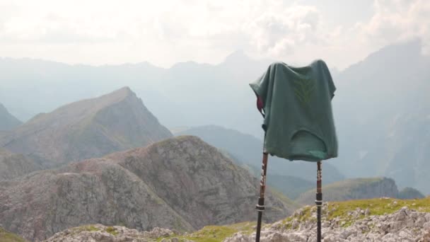 Rüzgarda Dalgalanan Mavi Bir Gömlek Schneibstein Avusturya Dağlarına Bakan Iki — Stok video