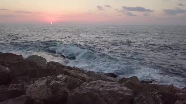 Een Sereen Uitzicht Grijze Roze Zonsopgang Boven Haven Van Jaffa — Stockvideo