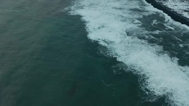 Rotating Drone Shot Waves Crashing Black Sand Beach Iceland — Wideo stockowe