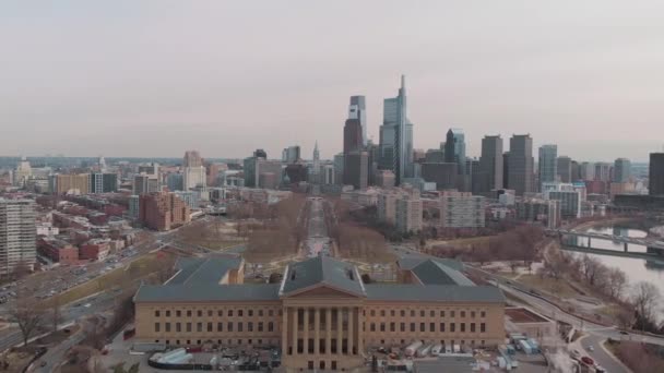 Aerial Art Museum Philadelphia Facing Downtown Skyline Traffic Driving Roads — Video