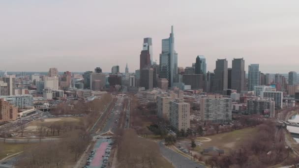 Aerial Benjamin Franklin Parkway Philadelphia Facing Downtown Skyline — Video Stock