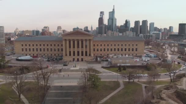 Aerial Rising Shot Art Museum Philadelphia Facing Downtown Skyline — Vídeo de stock