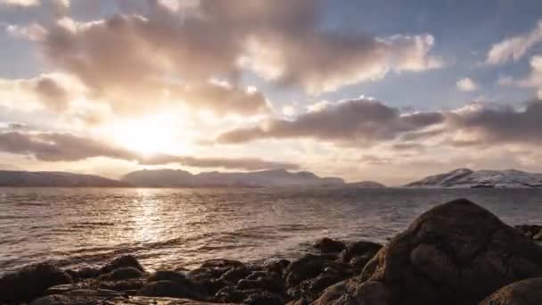 Прохід Сонця Часі Дивовижним Хмарним Ландшафтом Над Сеною Півночі Норвегії — стокове відео