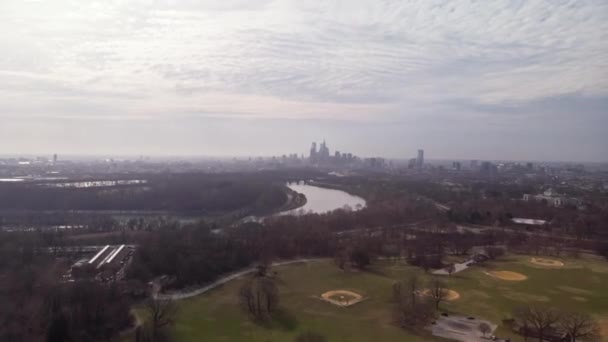Philadelphia Skyline Hyperlapse Fairmount Park Schuylkill River Sunny Cloudy Day — 图库视频影像