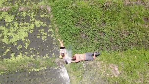 Straight Ascending Aerial Shot Hipster Man Woman Using Laptops Relaxing — Vídeo de stock