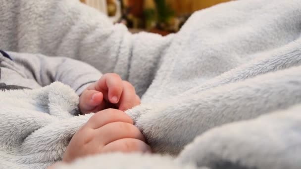 Closeup Baby Hand Holding Blanket — Vídeo de Stock