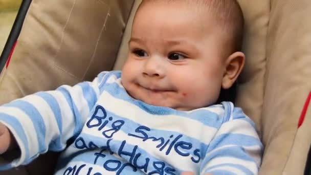 Sluiten Clip Van Zuigeling Blauw Gestreepte Onesie Glimlachen Naar Iemand — Stockvideo