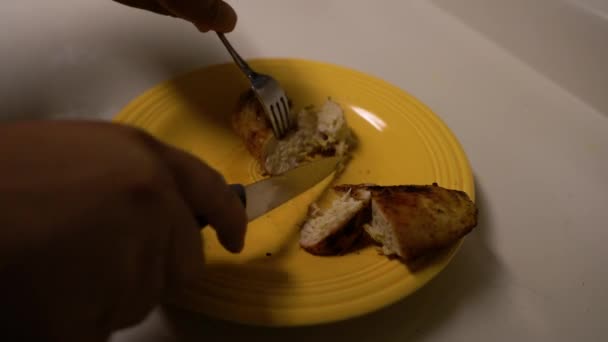 Cutting Bbq Chicken Breast Fork Knife Yellow Plate — Vídeo de stock