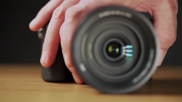 Hand Caucasian Man Zooming Camera Lens Out — Vídeo de Stock