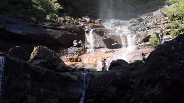People Walking Enjoying Rock Pool Bottom Waterfall Sunny Day High — Vídeo de Stock