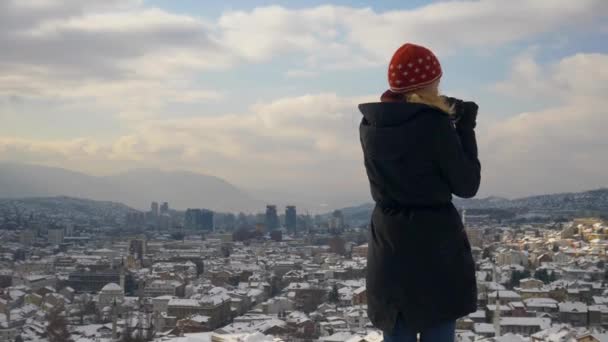 Середній Постріл Білявки Спину Жінки Дивлячись Місто Сараєво — стокове відео
