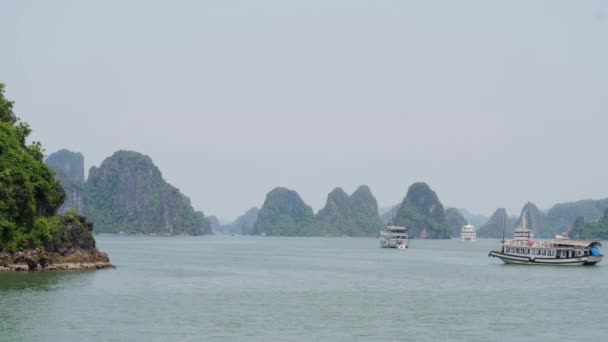 Παλιό Επιβατηγό Πλοίο Πλεύσης Κατά Μήκος Halong Bay — Αρχείο Βίντεο