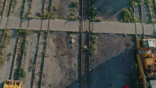 Aerial Freight Train Passing Mexican Northern Countryside — Vídeo de stock