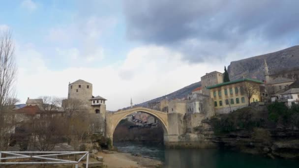 Panning Clip Old Bridge Old Town Overcast Sky Mostar Bosnia — Vídeo de Stock