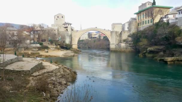 View Old Bridge Seen River Bank Neretva River Mostar — Vídeo de Stock