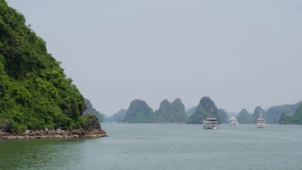 Forested Cliff Cruising Boats Limestone Karsts Background Halong Bay Vietnam — Vídeos de Stock