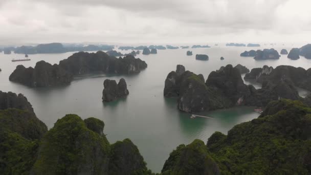 Panning Overview Halong Bay Misty Horizon Vietnam — Vídeos de Stock