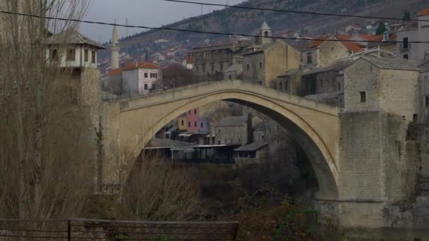Вид Старий Міст Мостарі Боснія Герцеговина Старим Містом Задньому Плані — стокове відео