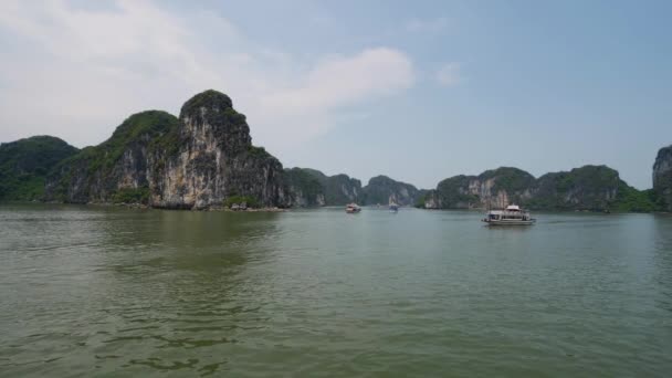 Sea Level Shot Cruise Ship Rocky Cliffs Halong Bay Vietnam — Vídeos de Stock