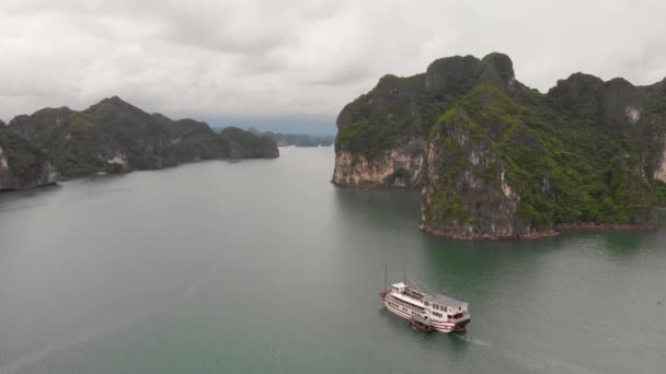 Closing Overview Clip Cruise Ships Halong Bay Vietnam — Vídeos de Stock