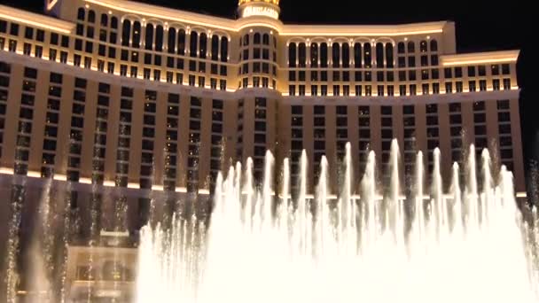 Medium Shot Water Fountain Geysers Spouting Rhythm Front Bellagio Las — Stock video