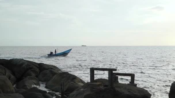 Solitary Boatman Standing His Boat Cruises Waters Koh Phangan District — Video Stock