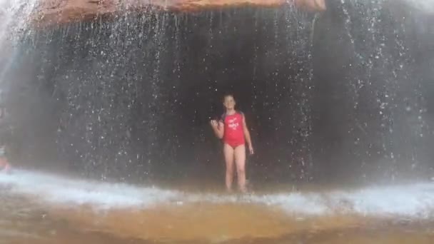 Χαριτωμένο Νεαρό Κορίτσι Κάτω Από Καταρράκτη Στο Crystal Hot Springs — Αρχείο Βίντεο