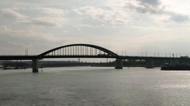 Lastkahn Bewegt Sich Unter Einer Brücke Während Ein Zug Belgrad — Stockvideo