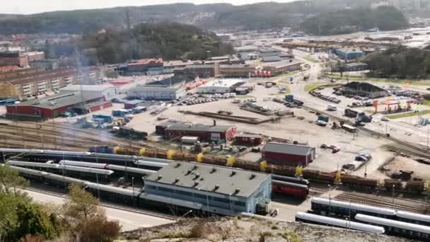 Švédský Nákladní Vlak Pomalu Jede Kolejích Uprostřed Rušné Dálnice Uddevalla — Stock video