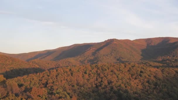 Panning Shot Russet Colored Mountains Autumn — Vídeos de Stock