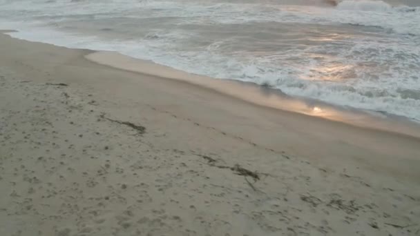 Tilt Rivelare Del Tramonto Con Spiaggia Come Prima Vista — Video Stock