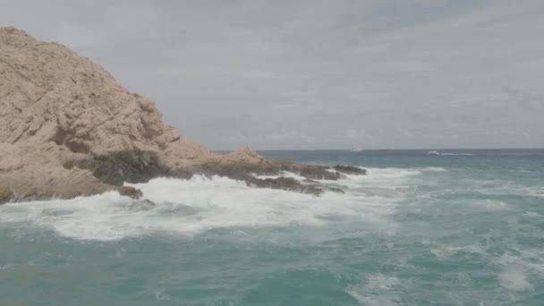 Meren Aallot Syöksyivät Pieneen Poukamaan — kuvapankkivideo