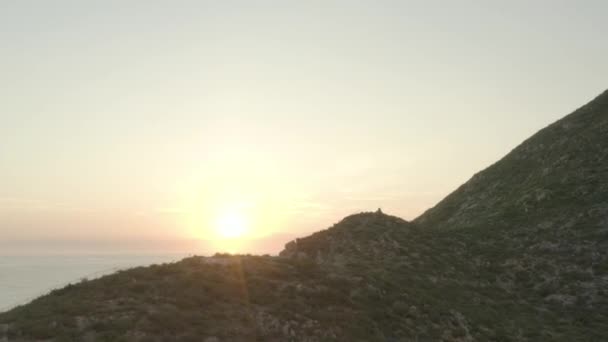 Panning Shot Mountain Revealing Sun Rising Horizon — Stockvideo