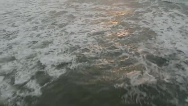 Achterwaartse Beweging Van Camera Van Zonsondergang Golven — Stockvideo