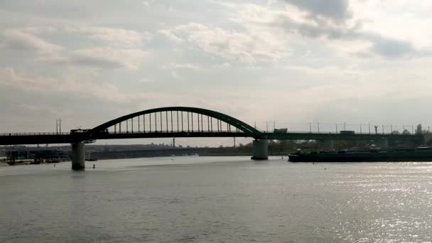 Różne Rodzaje Transportu Barkami Kolejowymi Poruszającymi Się Moście Pod Nim — Wideo stockowe